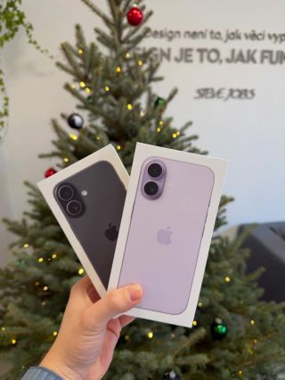 🎄 Nemáte ještě vánoční dárek? My ano 📱✨ Na prodejně máme ještě poslední 2× iPhone 17 skladem 📍 Přijďte se podívat osobně 🎁...